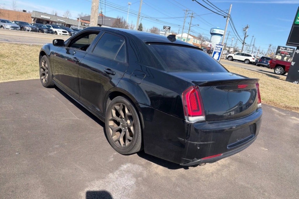 2017 Chrysler 300 Image 5