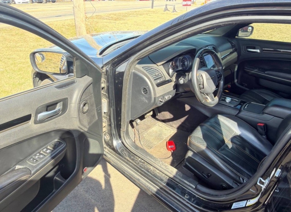 2017 Chrysler 300 Image 6