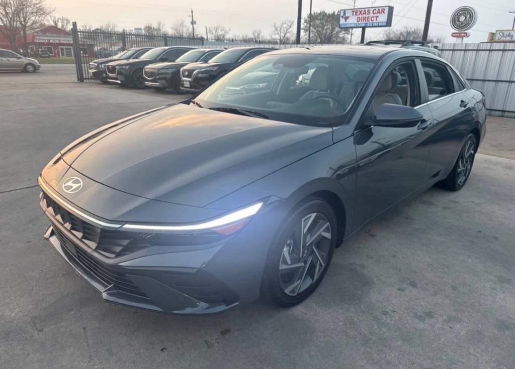 2025 Hyundai Elantra Image 2