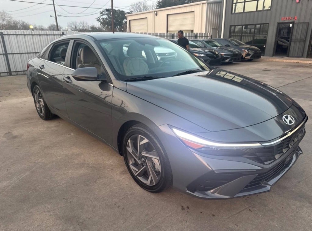 2025 Hyundai Elantra Image 3