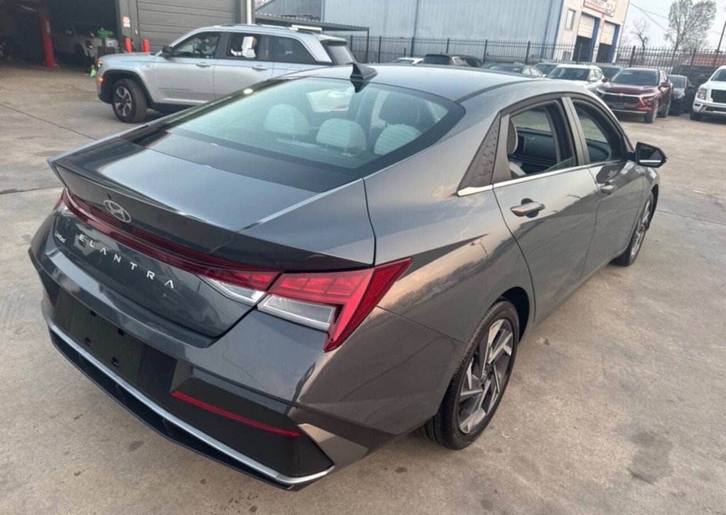 2025 Hyundai Elantra Image 4