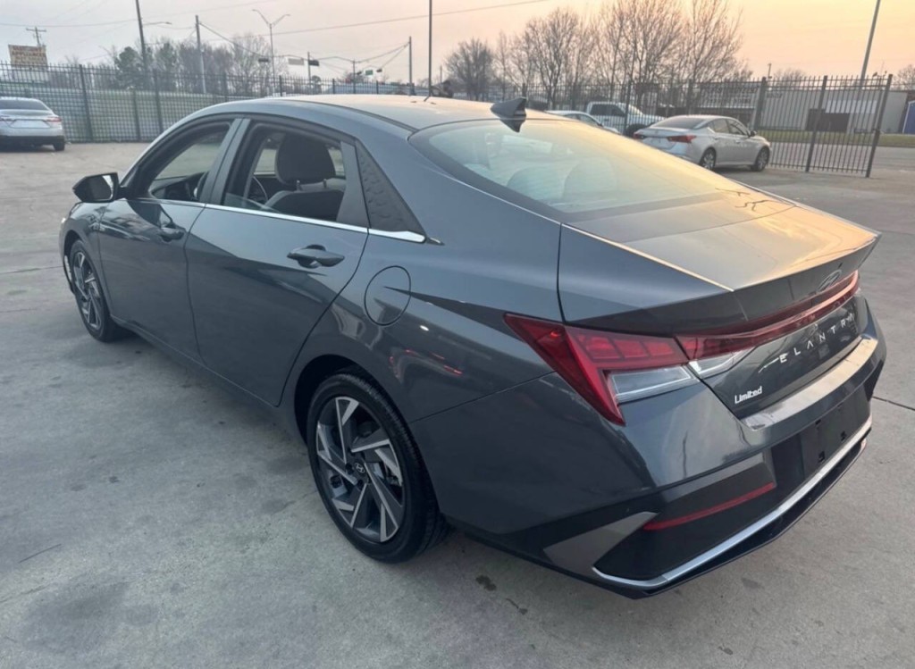 2025 Hyundai Elantra Image 5