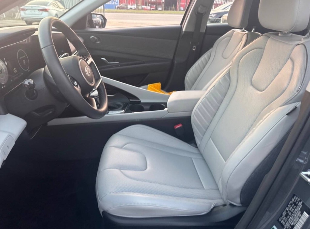 2025 Hyundai Elantra Image 6