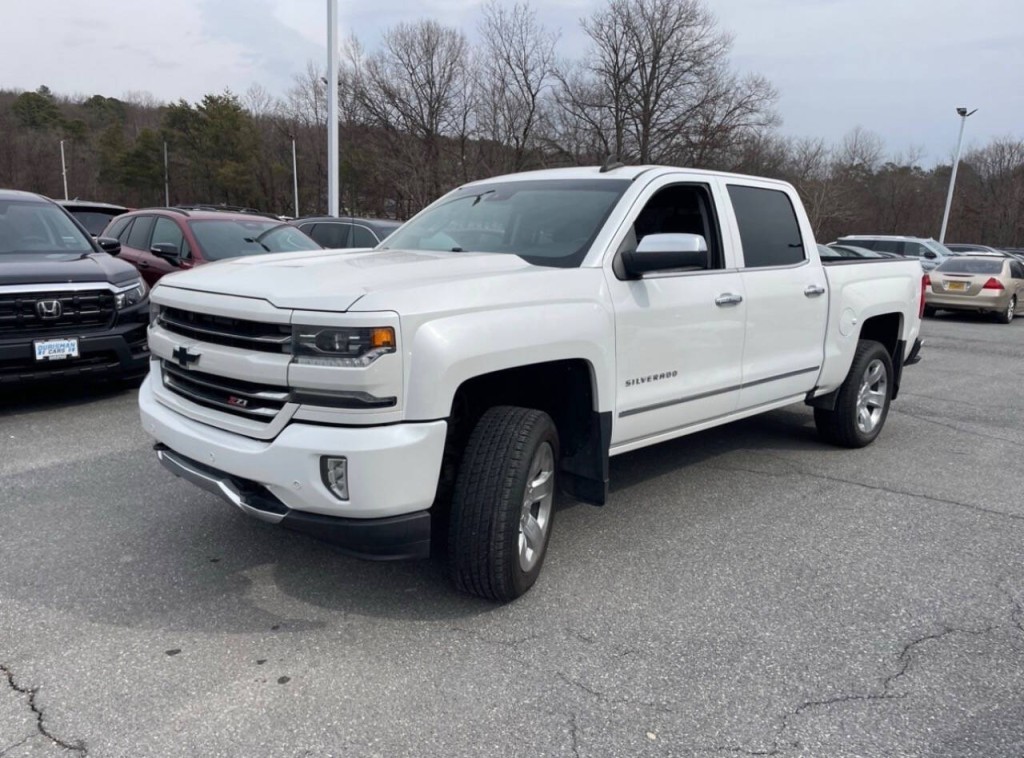 2017 Chevrolet Silverado 1500 Image 2