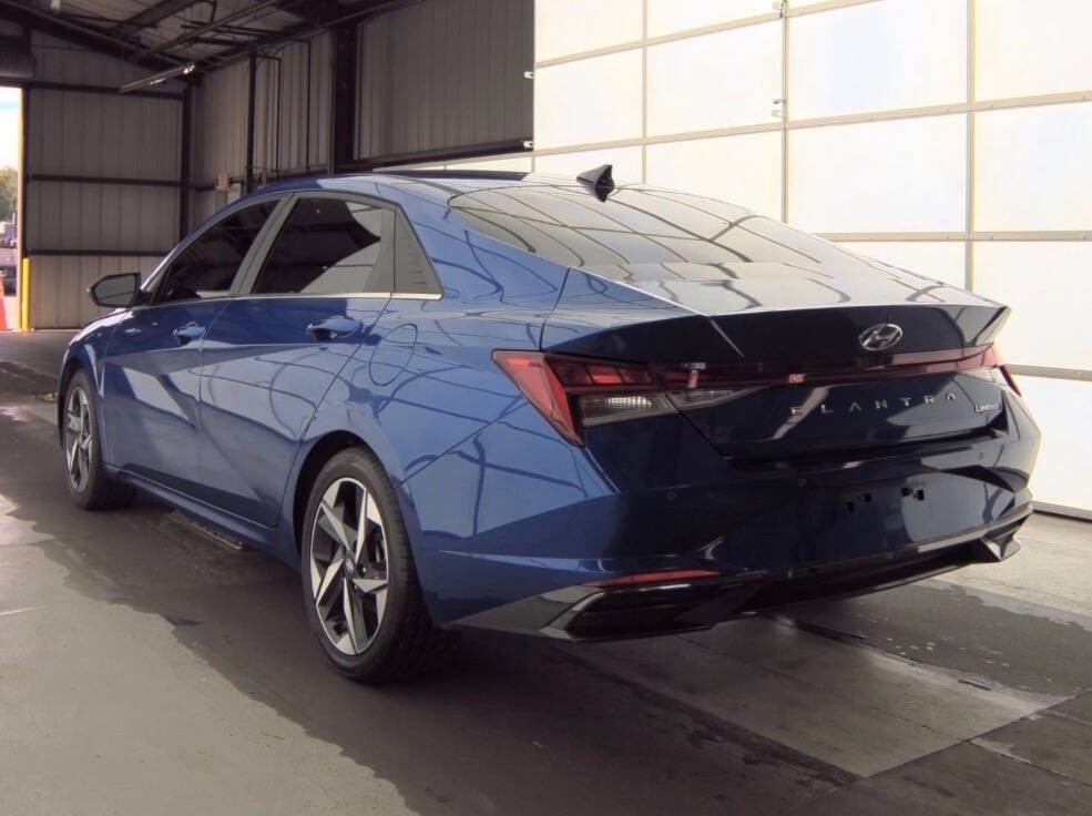 2023 Hyundai Elantra Image 3