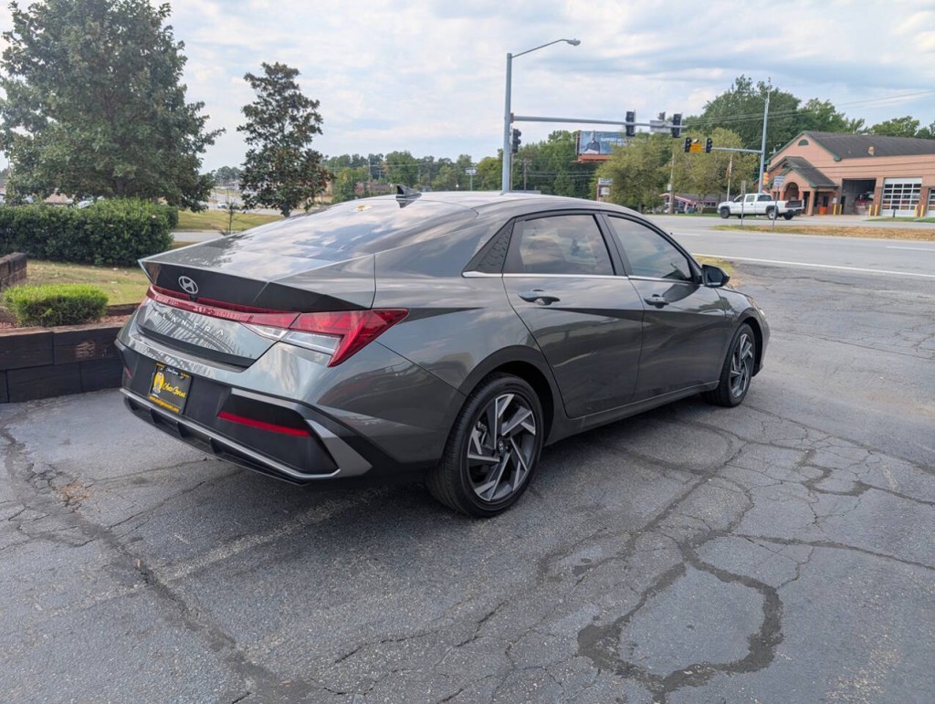 2025 Hyundai Elantra Image 5
