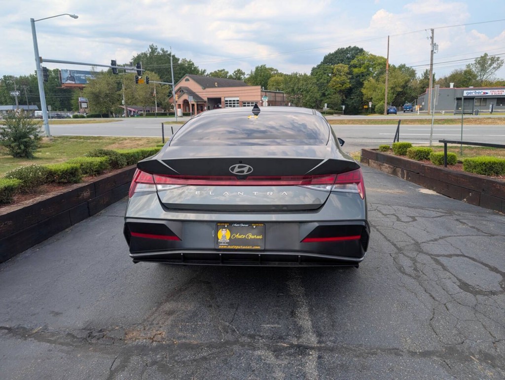 2025 Hyundai Elantra Image 6