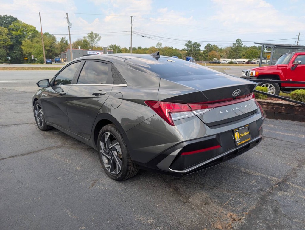 2025 Hyundai Elantra Image 7