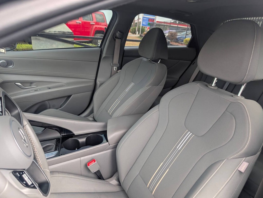 2025 Hyundai Elantra Image 8