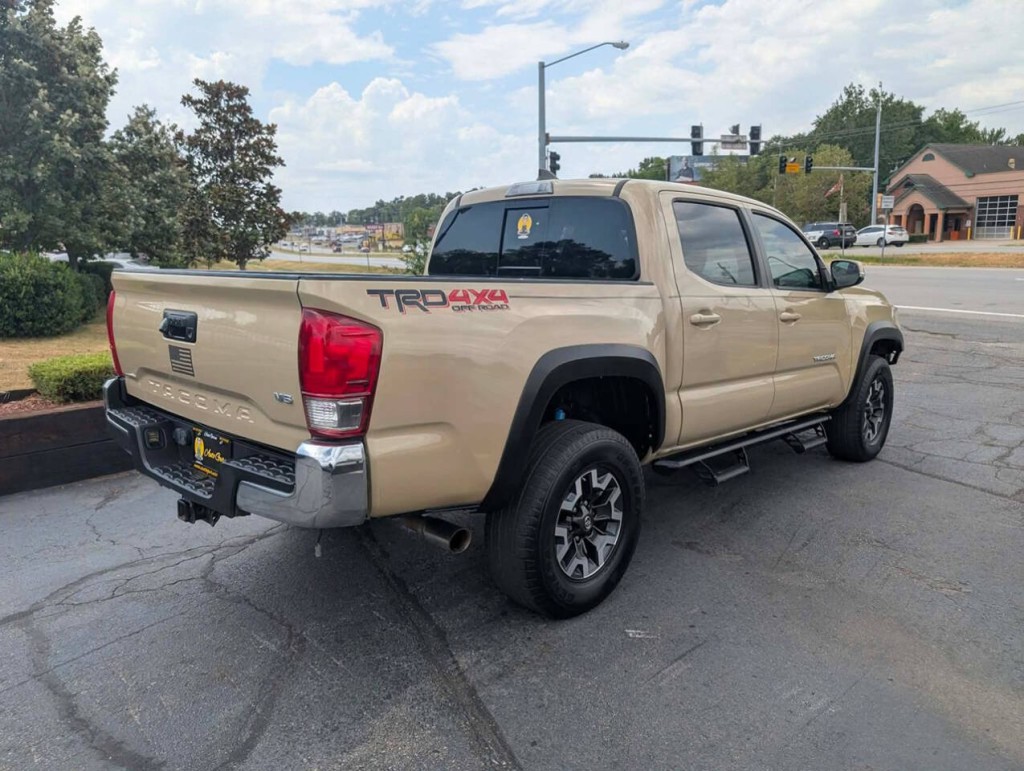 2017 Toyota Tacoma Image 5
