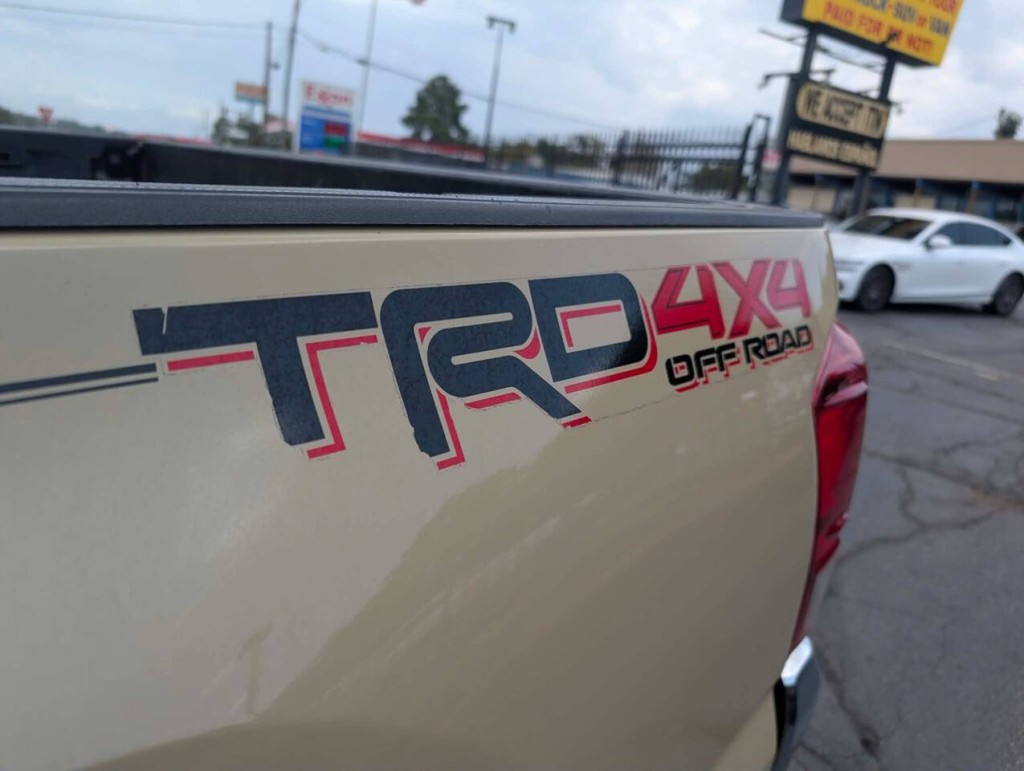 2017 Toyota Tacoma Image 8