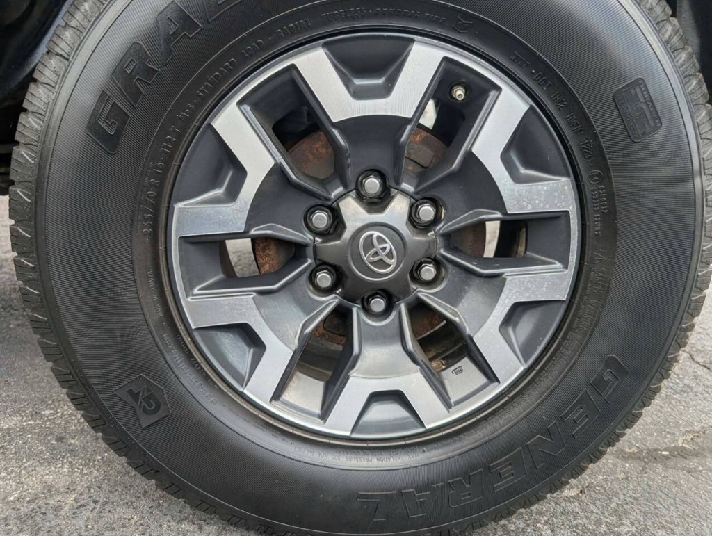 2017 Toyota Tacoma Image 9