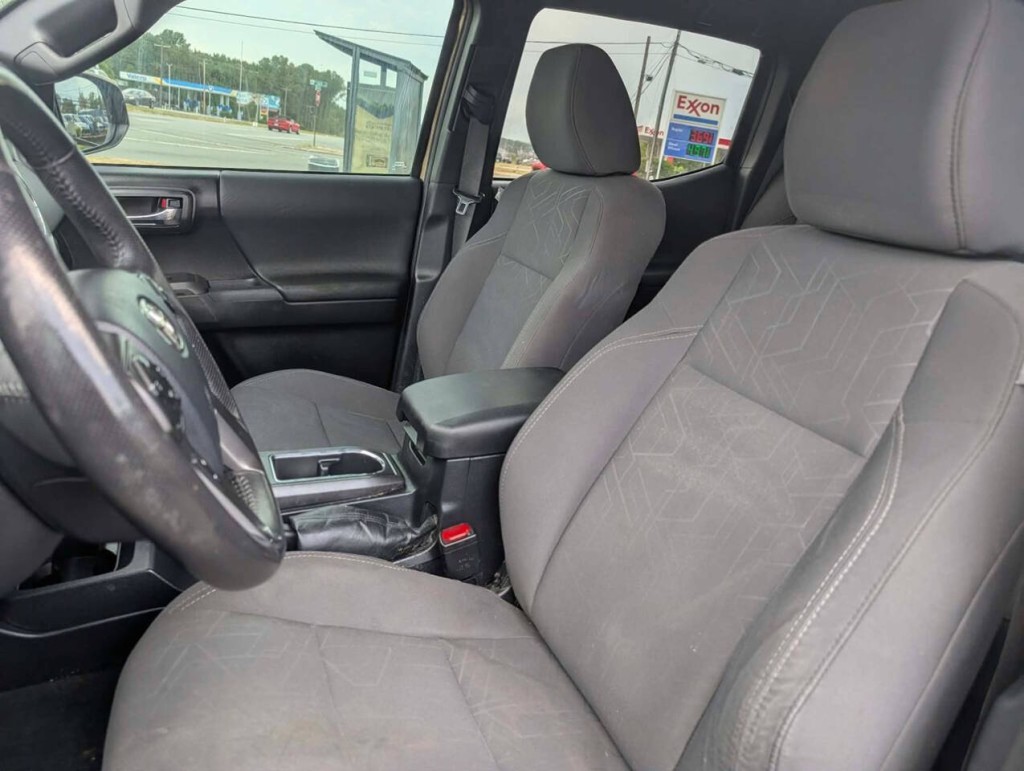 2017 Toyota Tacoma Image 10