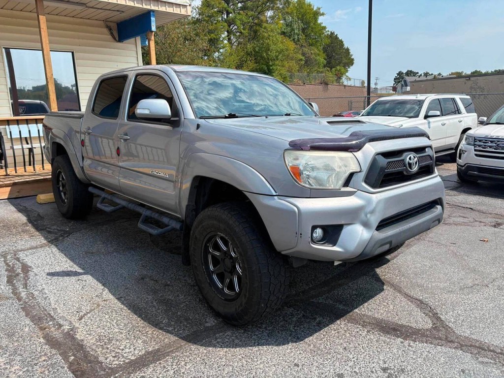 2015 Toyota Tacoma Image 2