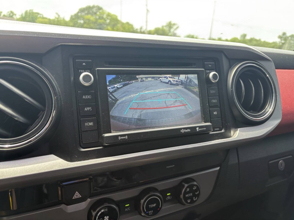 2017 Toyota Tacoma Image 8
