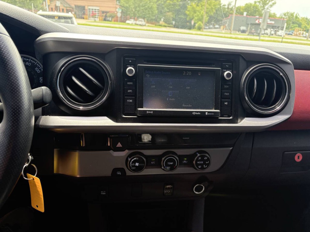 2017 Toyota Tacoma Image 10