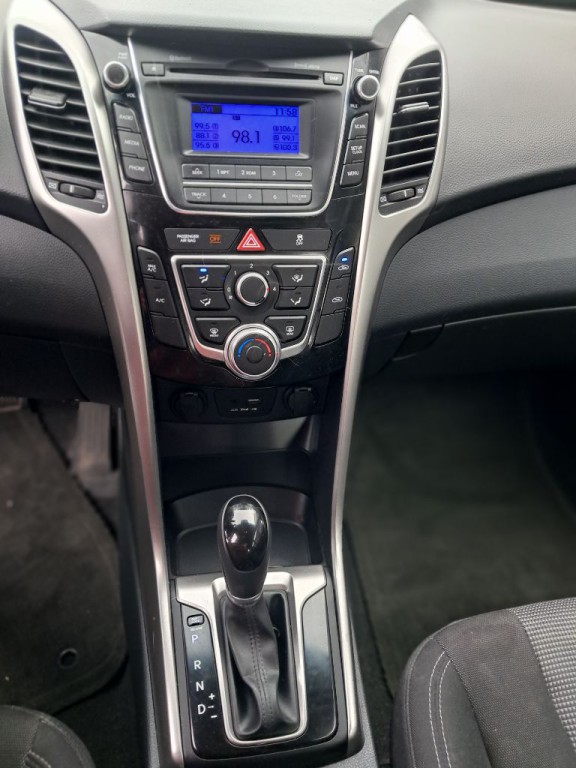 2017 Hyundai Elantra Image 2