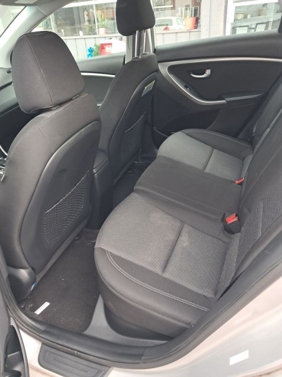 2017 Hyundai Elantra Image 3