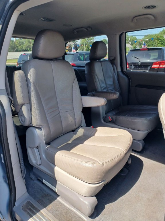 2014 Kia Sedona Image 11
