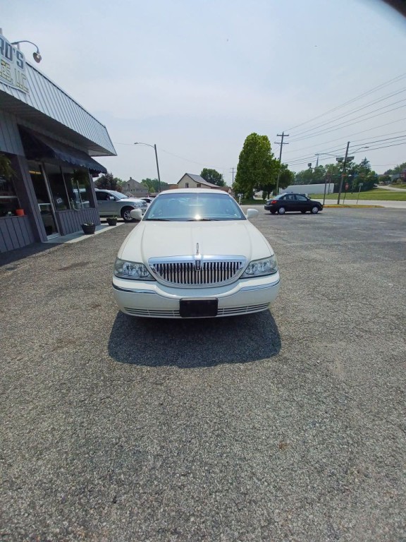 2003 Lincoln Town Car Image 1