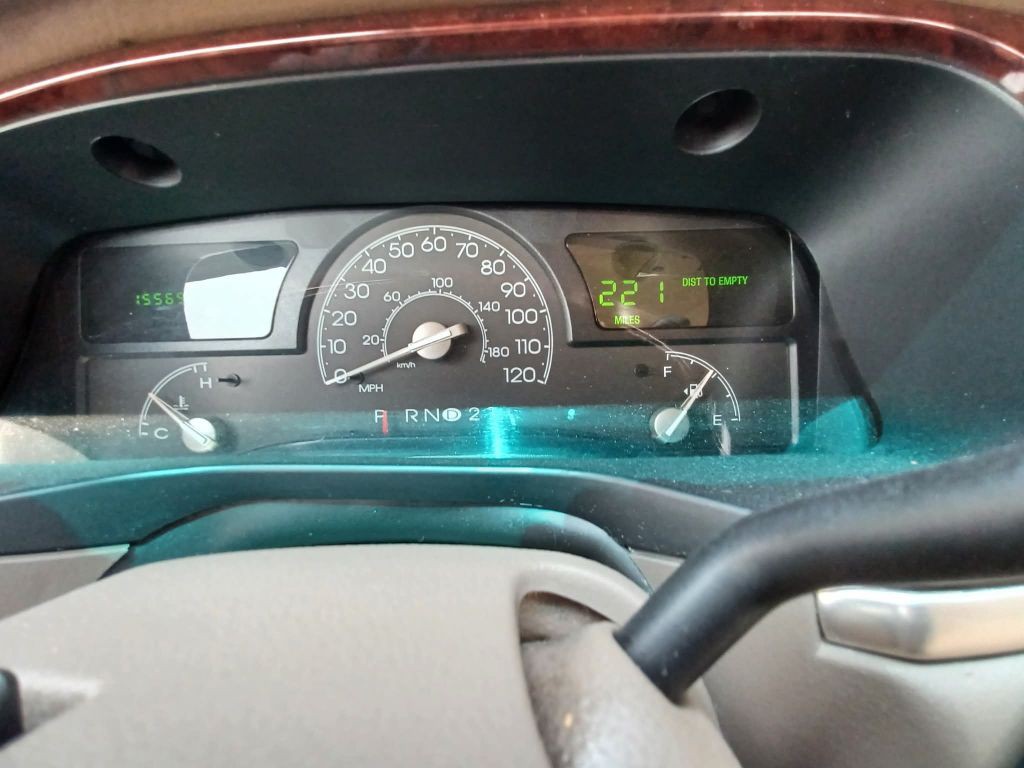 2003 Lincoln Town Car Image 3