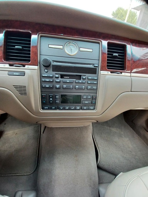 2003 Lincoln Town Car Image 4