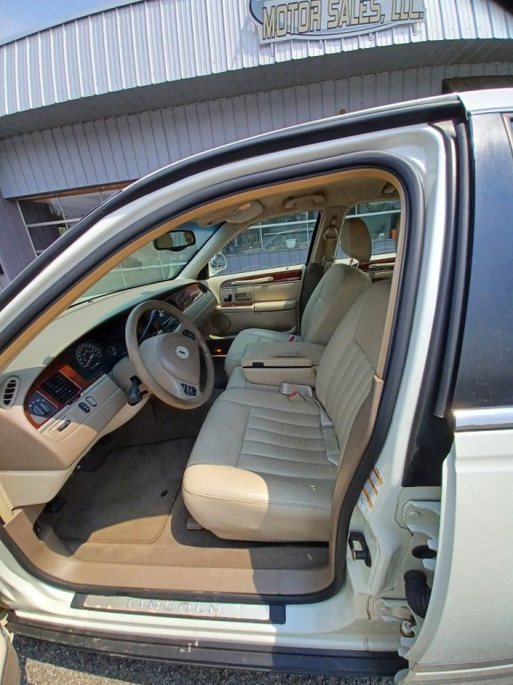 2003 Lincoln Town Car Image 5
