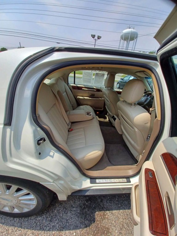 2003 Lincoln Town Car Image 8