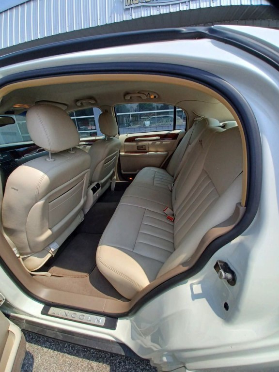 2003 Lincoln Town Car Image 9