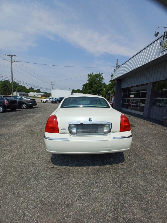 2003 Lincoln Town Car Image 10