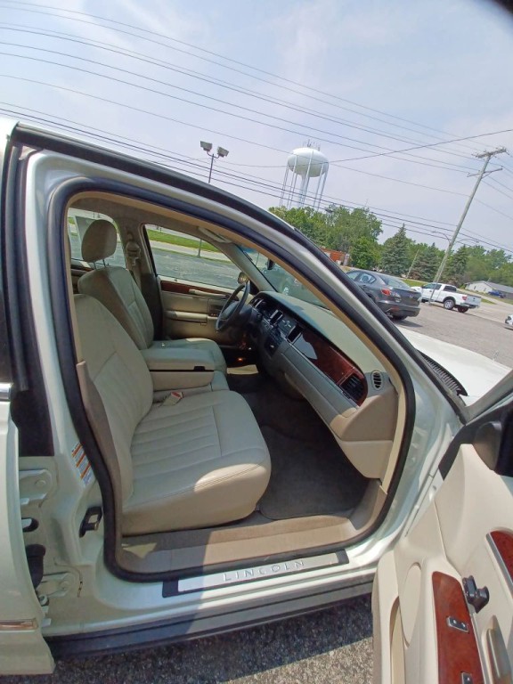 2003 Lincoln Town Car Image 12