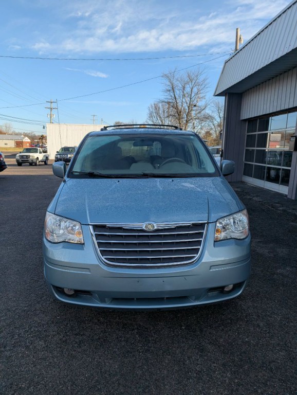 2010 Chrysler Town & Country Image 1