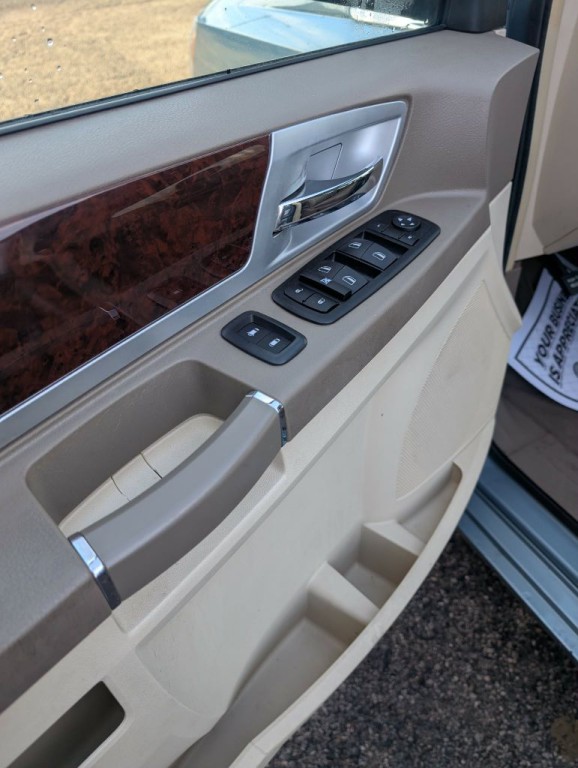 2010 Chrysler Town & Country Image 2