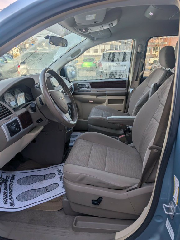 2010 Chrysler Town & Country Image 4