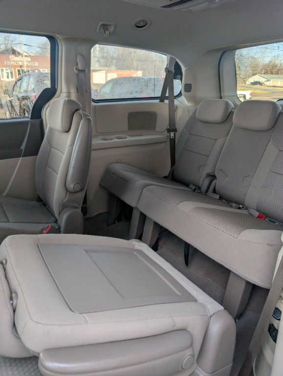 2010 Chrysler Town & Country Image 7