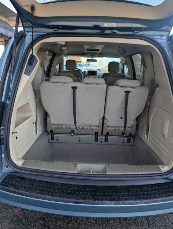 2010 Chrysler Town & Country Image 10