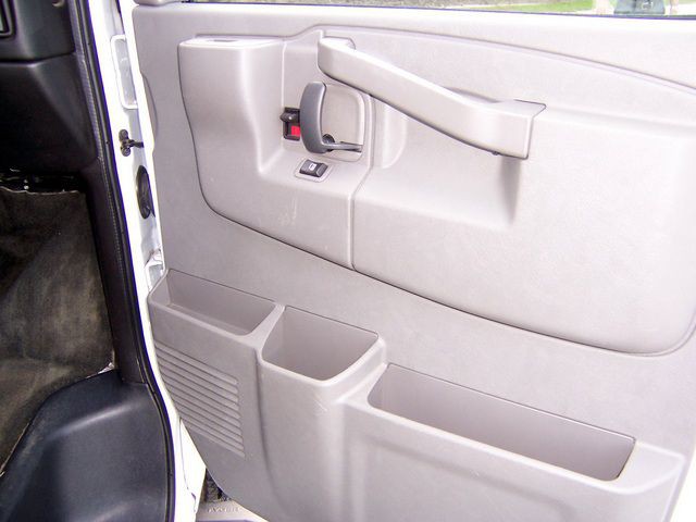 2016 Chevrolet Express Image 22