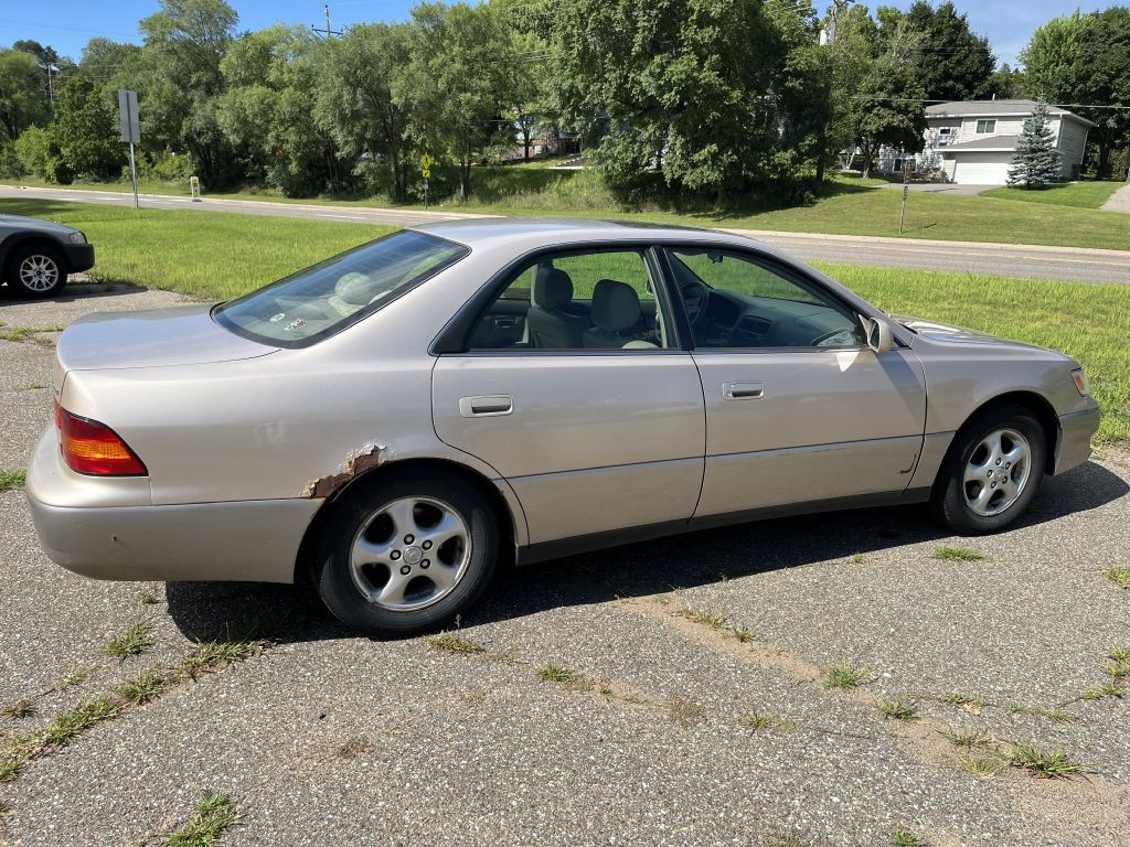 1998 Lexus ES 300 Image 2
