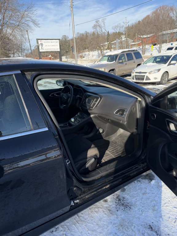 2015 Chrysler 200 Image 9