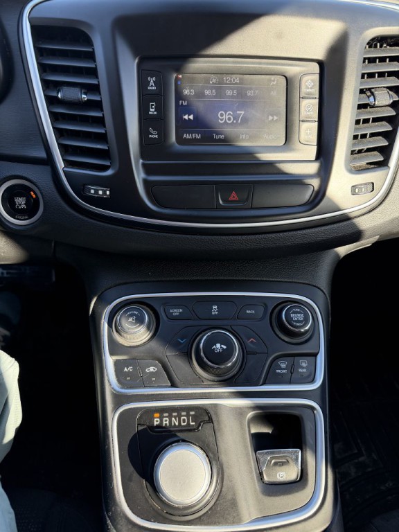 2015 Chrysler 200 Image 11