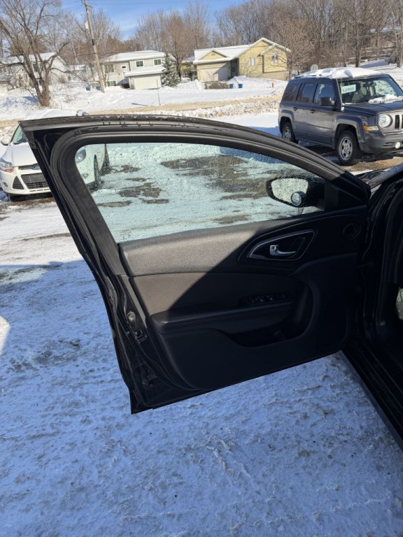 2015 Chrysler 200 Image 13