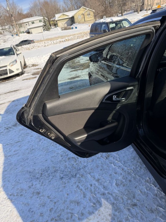 2015 Chrysler 200 Image 16