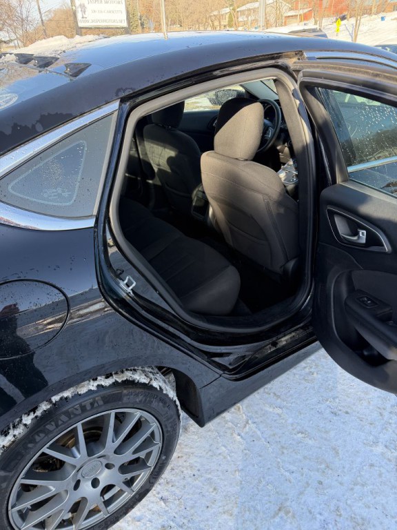 2015 Chrysler 200 Image 18