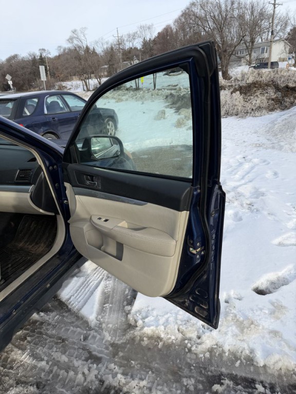 2010 Subaru Outback Image 8