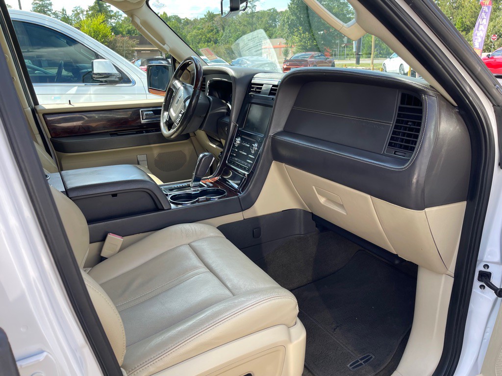 2015 Lincoln Navigator Image 8