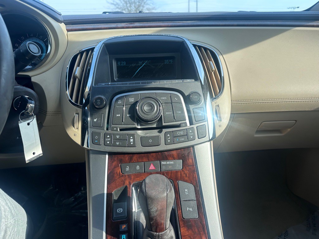 2011 Buick Lacrosse Image 11