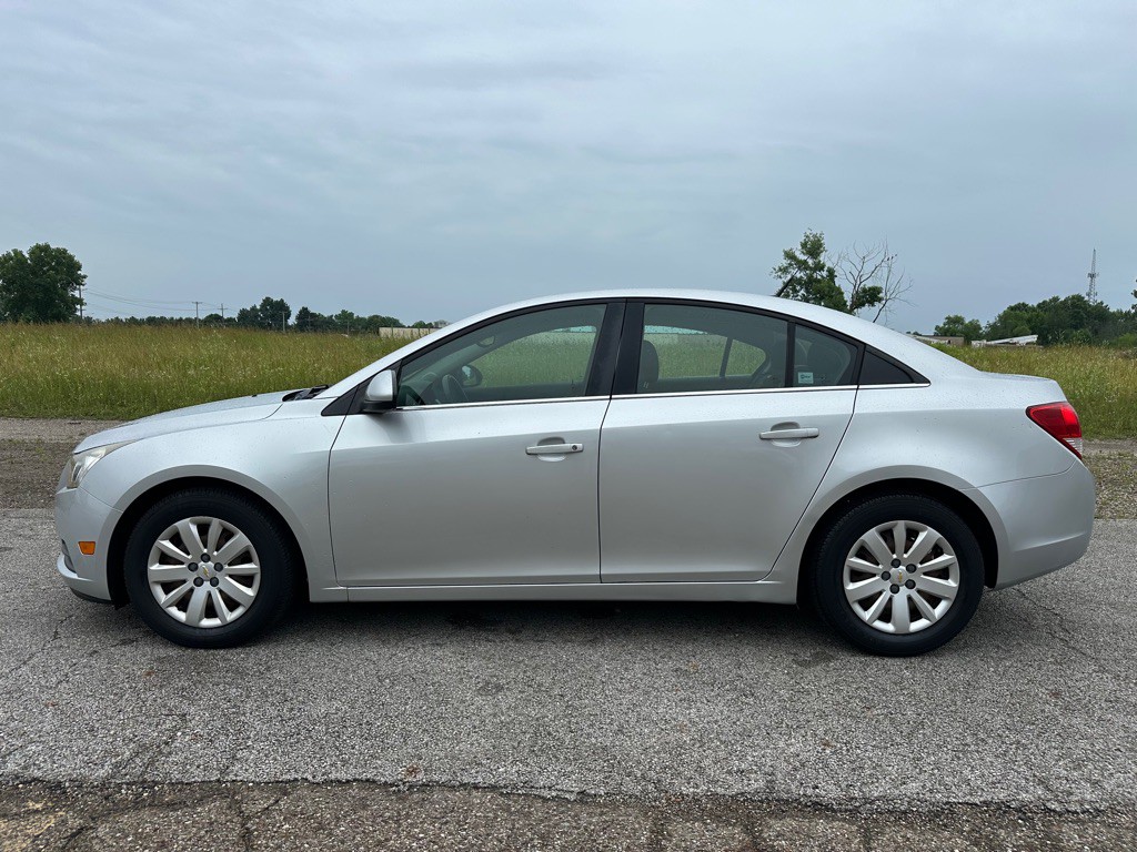 2011 Chevrolet Cruze Image 2