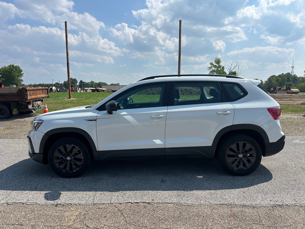 2022 Volkswagen Taos Image 2