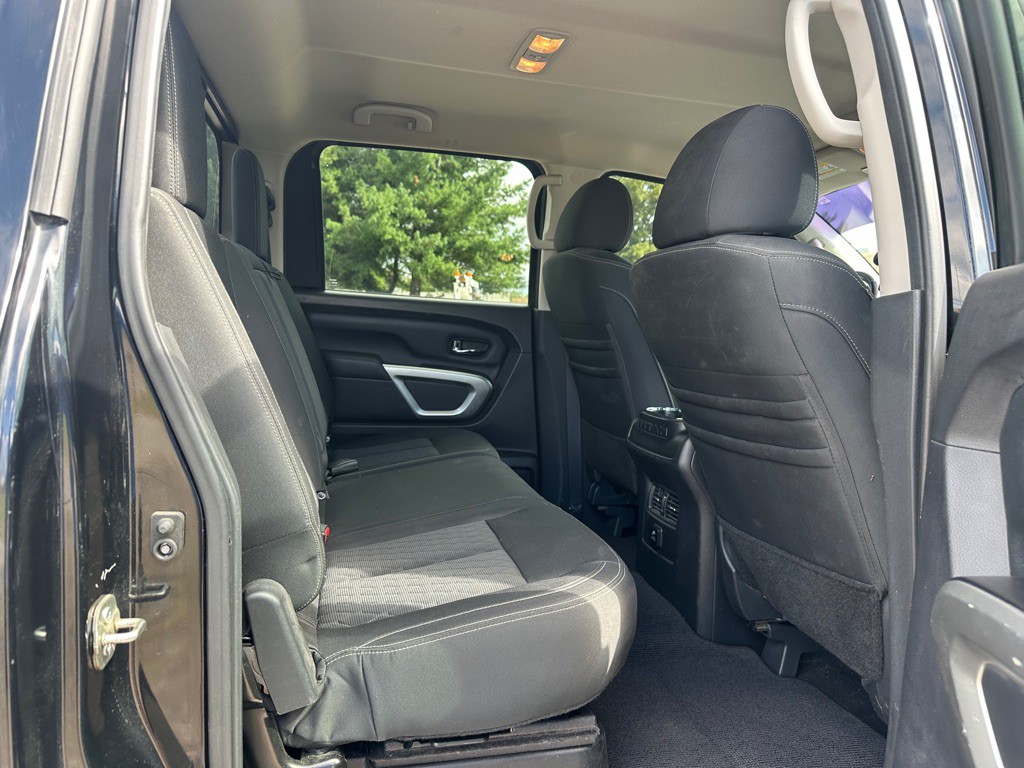 2017 Nissan Titan Image 9