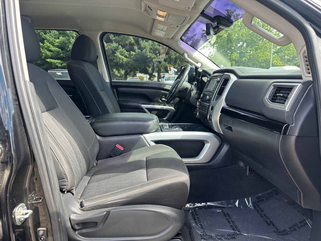 2017 Nissan Titan Image 10